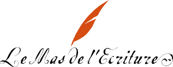 Logo officiel du Mas de l'Écriture, représentant l'élégance et l'engagement envers la viticulture biodynamique dans le Languedoc, Occitanie. Symbole distinctif de qualité et de tradition des grands vins bio des Terrasses du Larzac.